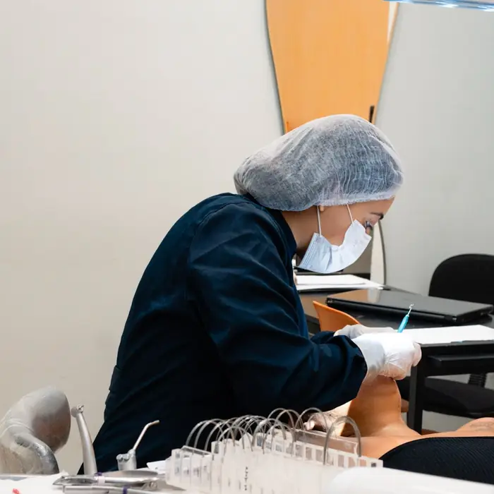 Procedimento odontológico com equipamentos modernos na DS Odonto