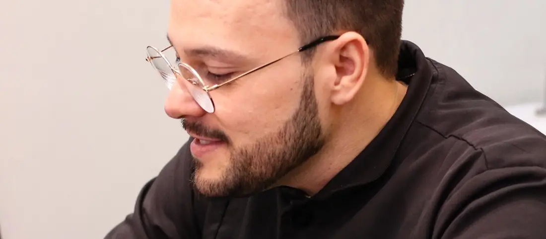 Dr. Ailton Silva planejando o tratamento de um paciente no consultório
